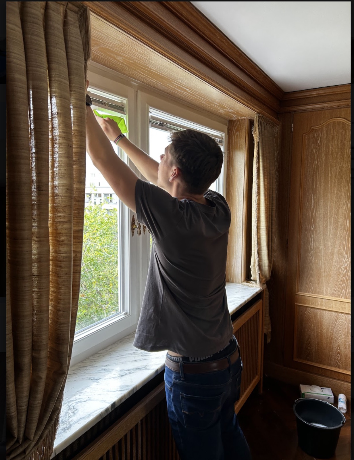 Mitarbeiter von Heinz bei der Fensterreinigung